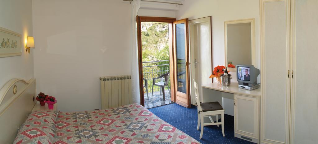 Hotel Rosalpina Riva del Garda Exterior foto