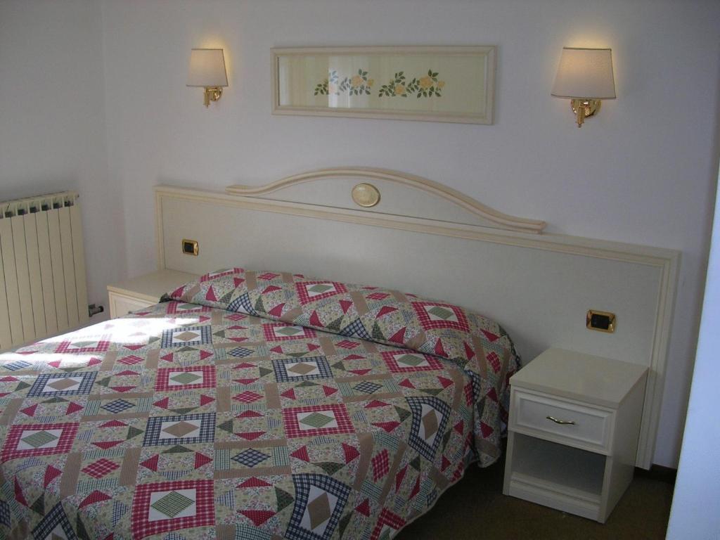 Hotel Rosalpina Riva del Garda Quarto foto